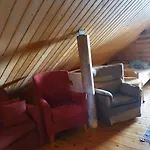 Viihtyisae Hirsimoekki Jaerven Rannalla *