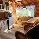 Chalet Viihtyisae Hirsimoekki Jaerven Rannalla *