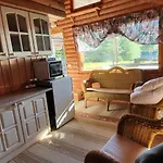 Viihtyisae Hirsimoekki Jaerven Rannalla Chalet *