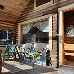 Viihtyisae Hirsimoekki Jaerven Rannalla Chalet