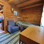Viihtyisae Hirsimoekki Jaerven Rannalla Chalet