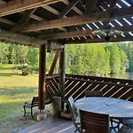 Viihtyisae Hirsimoekki Jaerven Rannalla Chalet Siikainen