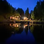 Viihtyisae Hirsimoekki Jaerven Rannalla