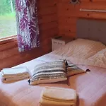 Viihtyisae Hirsimoekki Jaerven Rannalla Siikainen