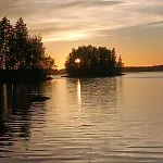 Viihtyisae Hirsimoekki Jaerven Rannalla