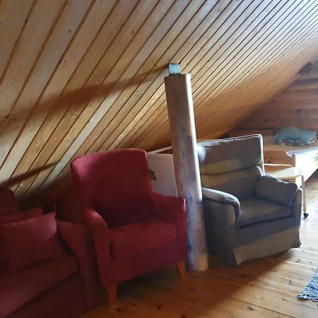 Viihtyisae Hirsimoekki Jaerven Rannalla *