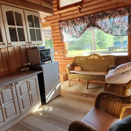 Viihtyisae Hirsimoekki Jaerven Rannalla Chalet *