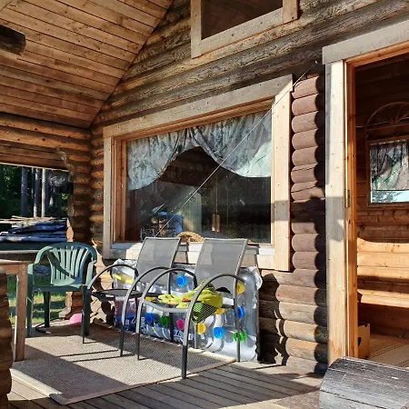 Viihtyisae Hirsimoekki Jaerven Rannalla Chalet