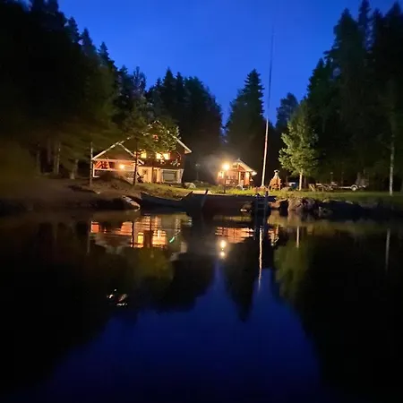 Viihtyisae Hirsimoekki Jaerven Rannalla