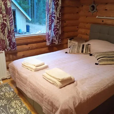 Viihtyisae Hirsimoekki Jaerven Rannalla Chalet