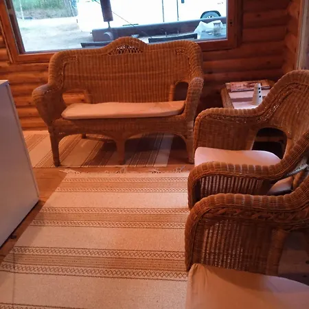 Viihtyisae Hirsimoekki Jaerven Rannalla Siikainen