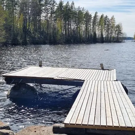 Viihtyisae Hirsimoekki Jaerven Rannalla