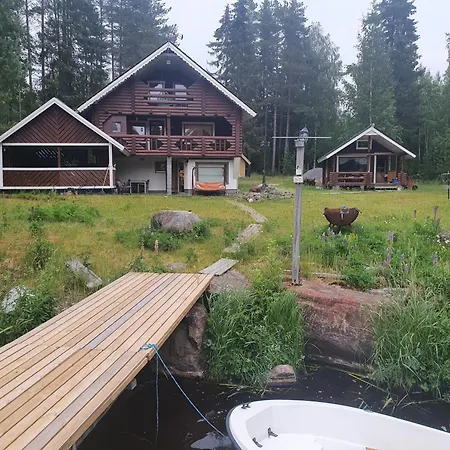 Viihtyisae Hirsimoekki Jaerven Rannalla Chalet