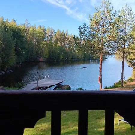 Viihtyisae Hirsimoekki Jaerven Rannalla * Siikainen