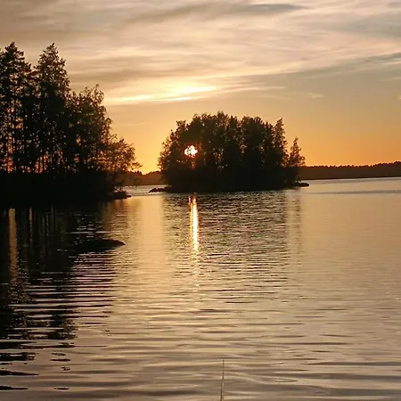 Viihtyisae Hirsimoekki Jaerven Rannalla
