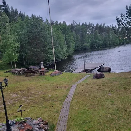 Chalet Viihtyisae Hirsimoekki Jaerven Rannalla Siikainen