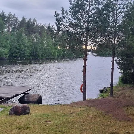 Viihtyisae Hirsimoekki Jaerven Rannalla * Siikainen