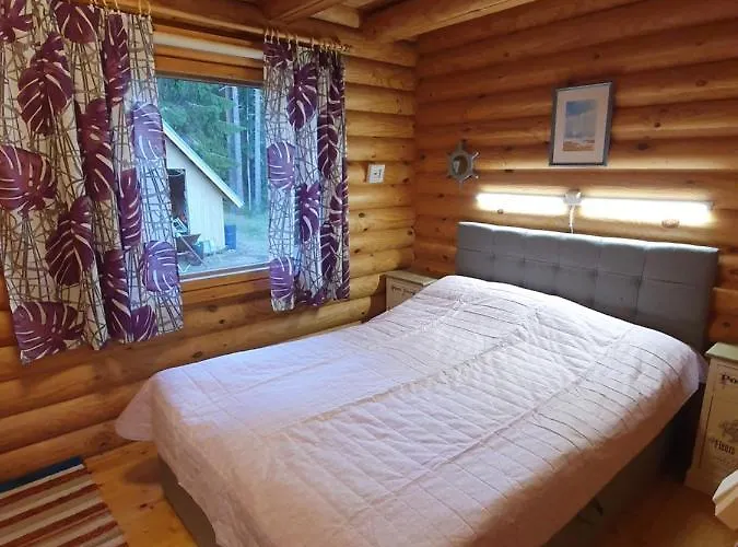 Viihtyisae Hirsimoekki Jaerven Rannalla Chalet Siikainen