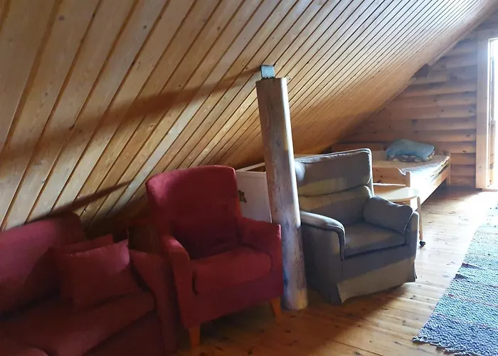 Viihtyisae Hirsimoekki Jaerven Rannalla *