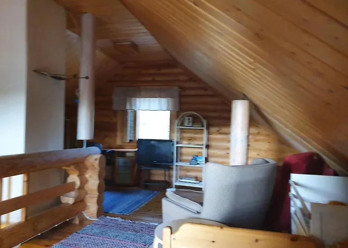 Viihtyisae Hirsimoekki Jaerven Rannalla Siikainen