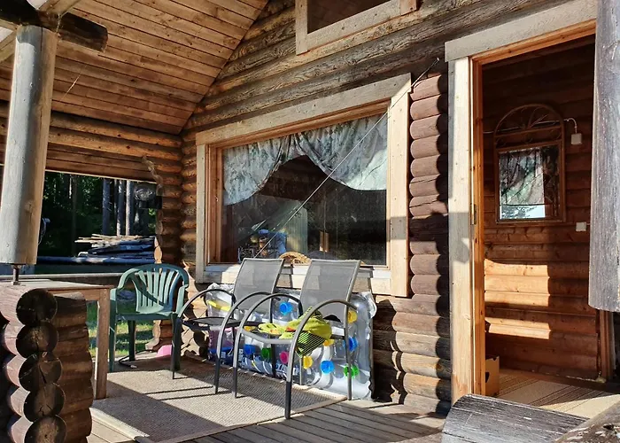 Viihtyisae Hirsimoekki Jaerven Rannalla Chalet