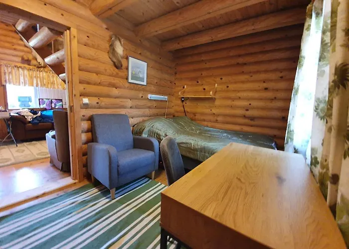 Viihtyisae Hirsimoekki Jaerven Rannalla Chalet