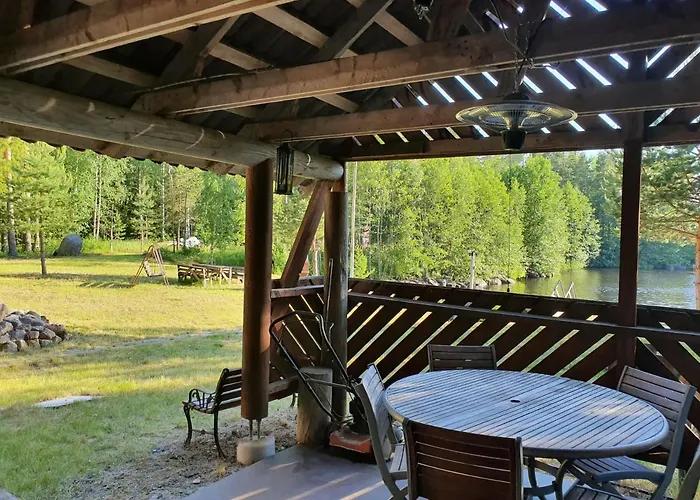 Viihtyisae Hirsimoekki Jaerven Rannalla Chalet Siikainen