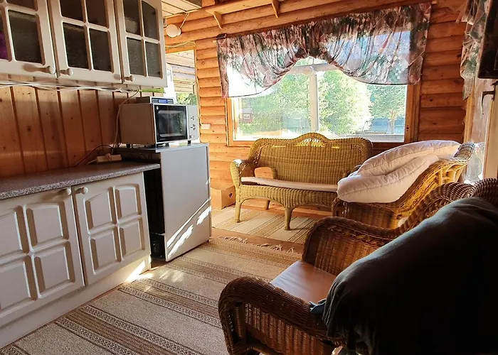 Viihtyisae Hirsimoekki Jaerven Rannalla *