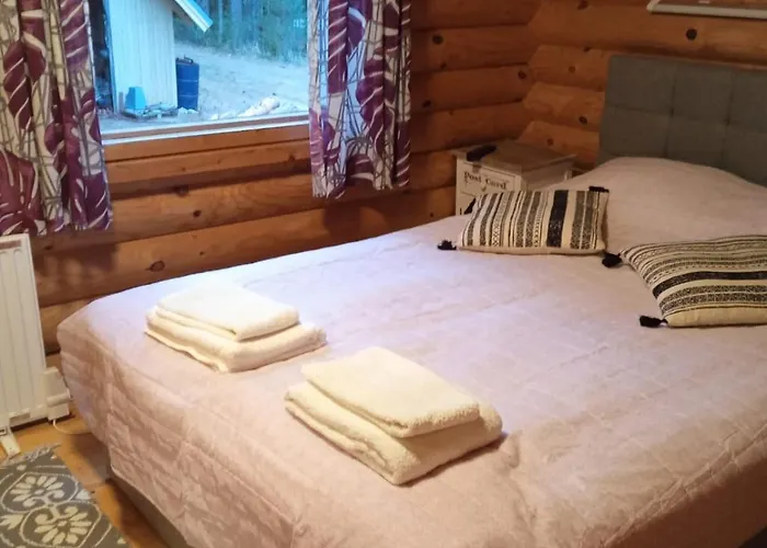 Viihtyisae Hirsimoekki Jaerven Rannalla Chalet