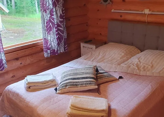 Viihtyisae Hirsimoekki Jaerven Rannalla Siikainen