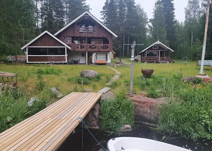 Viihtyisae Hirsimoekki Jaerven Rannalla Chalet