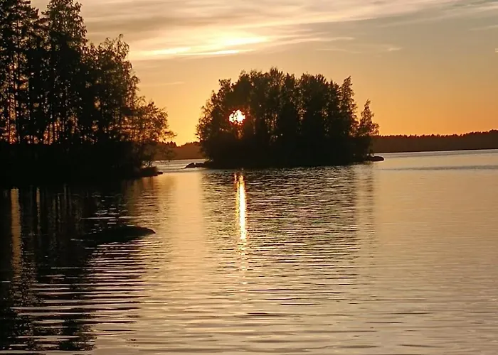 Viihtyisae Hirsimoekki Jaerven Rannalla